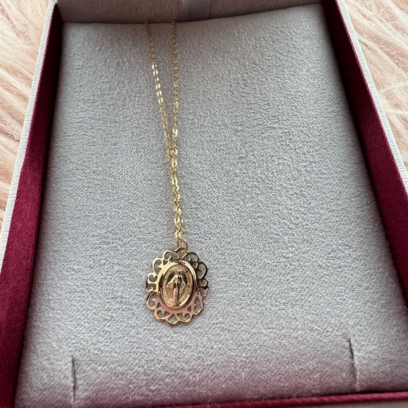 Dainty 14k Gold Miraculous Medal 18” cable chain - Picture 3 of 8